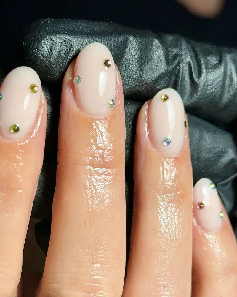 Pale Pink Rhinestone Short Oval Nails Pale Pink Rhinestone Short Oval Nails — Trendy Round Nails