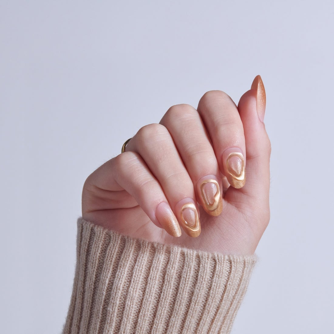 Medium Almond Abstract Gold Line Nails Medium Almond Abstract Gold Line Nails — Trendy Round Nails