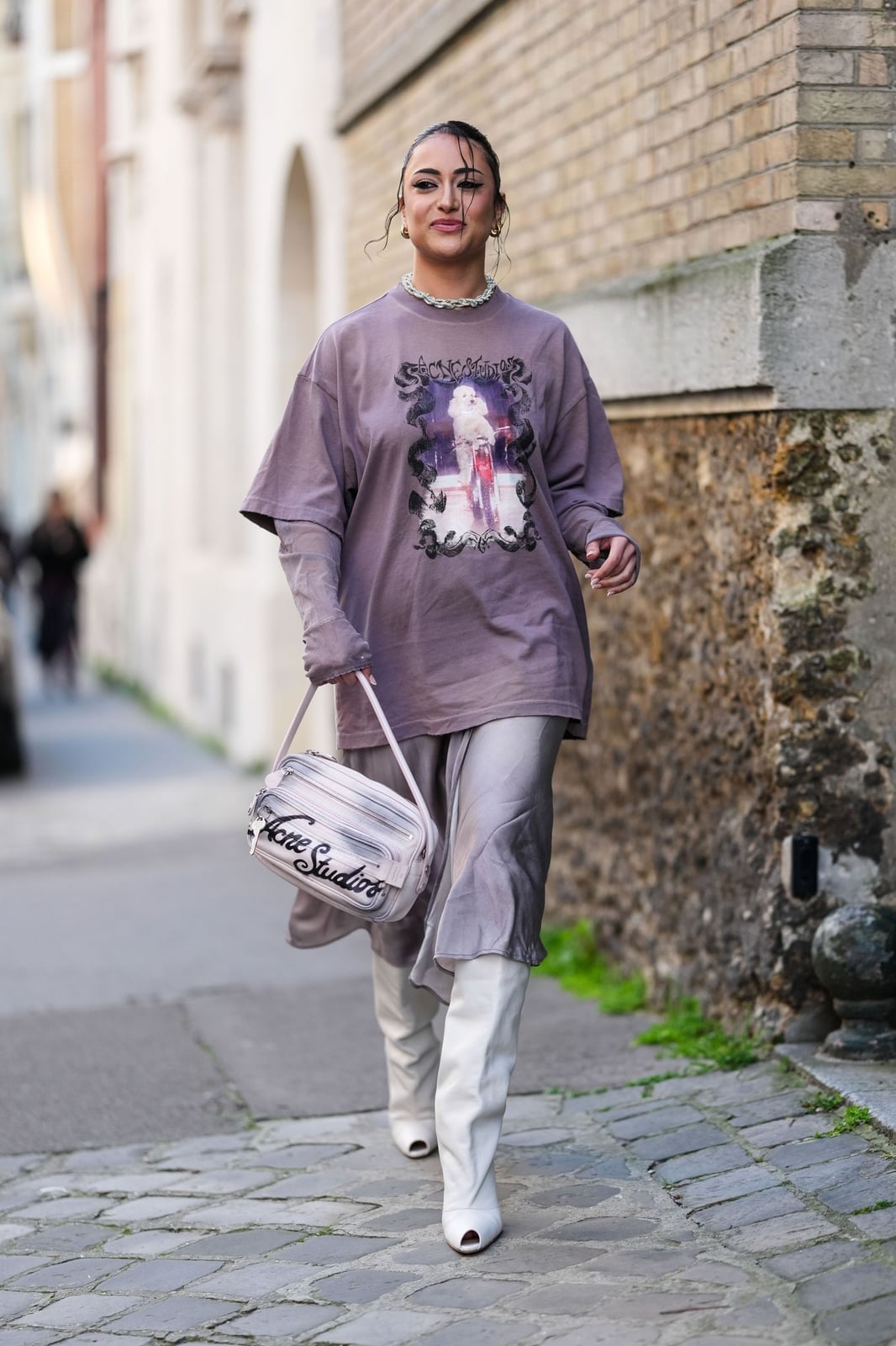 Grey Satin Midi Skirt With Oversized Graphic Tee Grey Satin Midi Skirt With Oversized Graphic Tee — Trendy Satin Skirt Outfits
