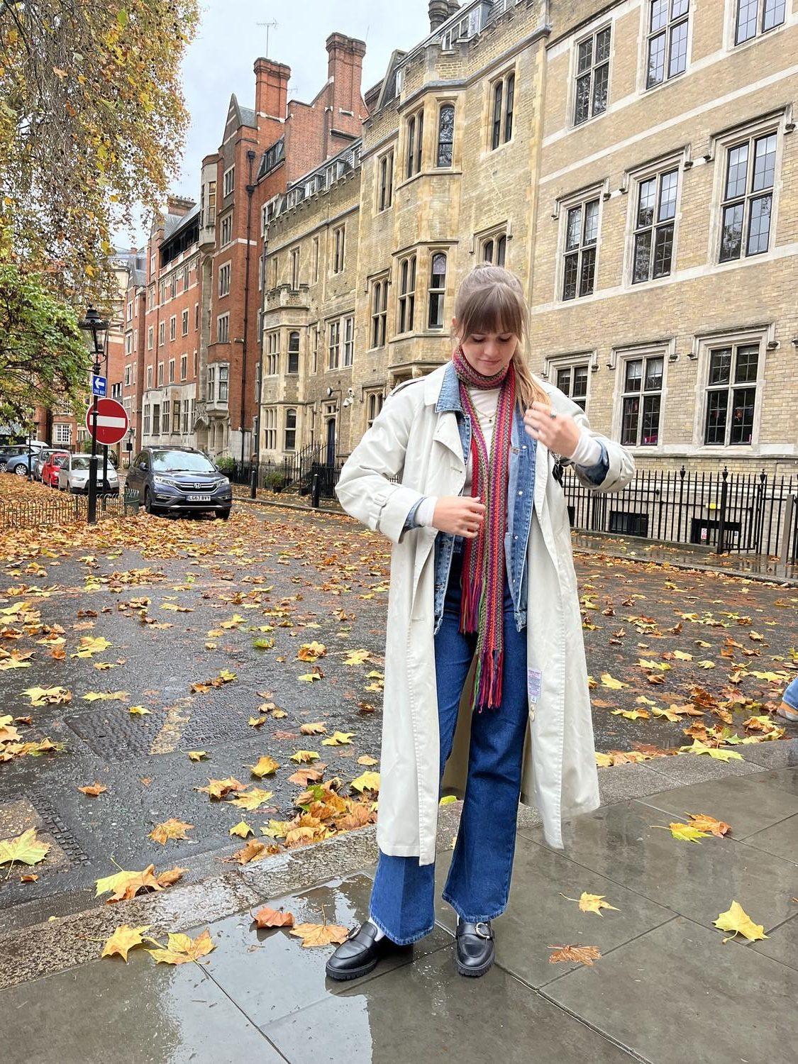 Trench Coat Over Denim Jacket and Wide-Leg Trousers Trench Coat Over Denim Jacket and Wide-Leg Trousers — Trendy School Outfits