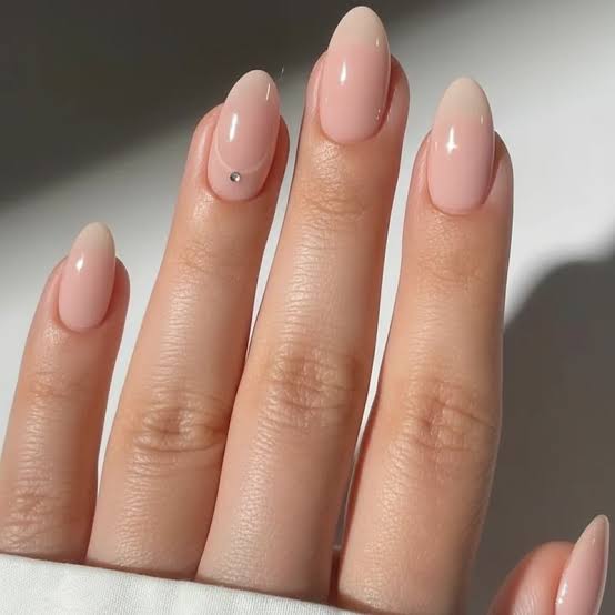 Milky Pink Single Rhinestone Short Almond Nails — Trendy Short Almond Nails