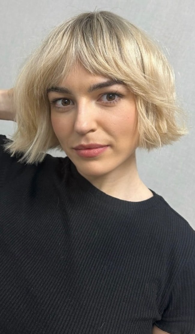 Creamy Blonde Shag Bob With Curtain Bangs — Trendy Short Bob