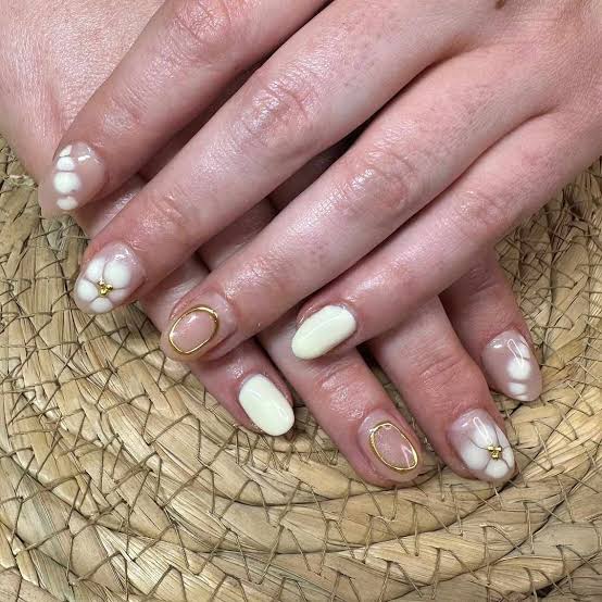 Nude Floral Gold Ring Short Oval Nails — Trendy Short Oval Nails
