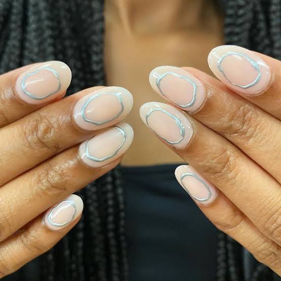 Creamy Pearlescent Silver Line Nails With короткий овал — Trendy Short Oval Nails