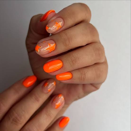 Pearlescent Silver Line Short Oval Nails — Trendy Short Oval Nails