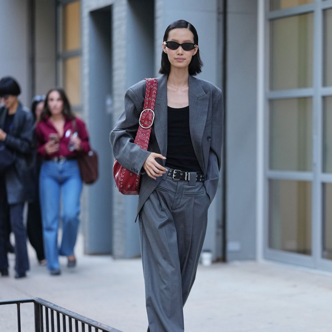 Red Shoulder Bag With Grommets And Oversized Blazer Red Shoulder Bag With Grommets And Oversized Blazer — Trendy Shoulder Bag Outfits