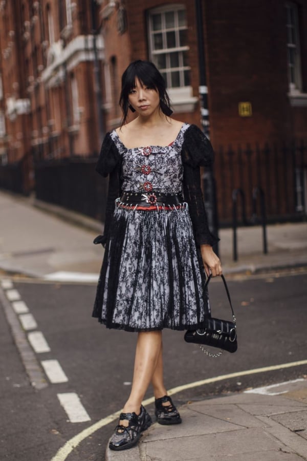 Black Shoulder Bag With Lace Dress Black Shoulder Bag With Lace Dress — Trendy Shoulder Bag Outfits