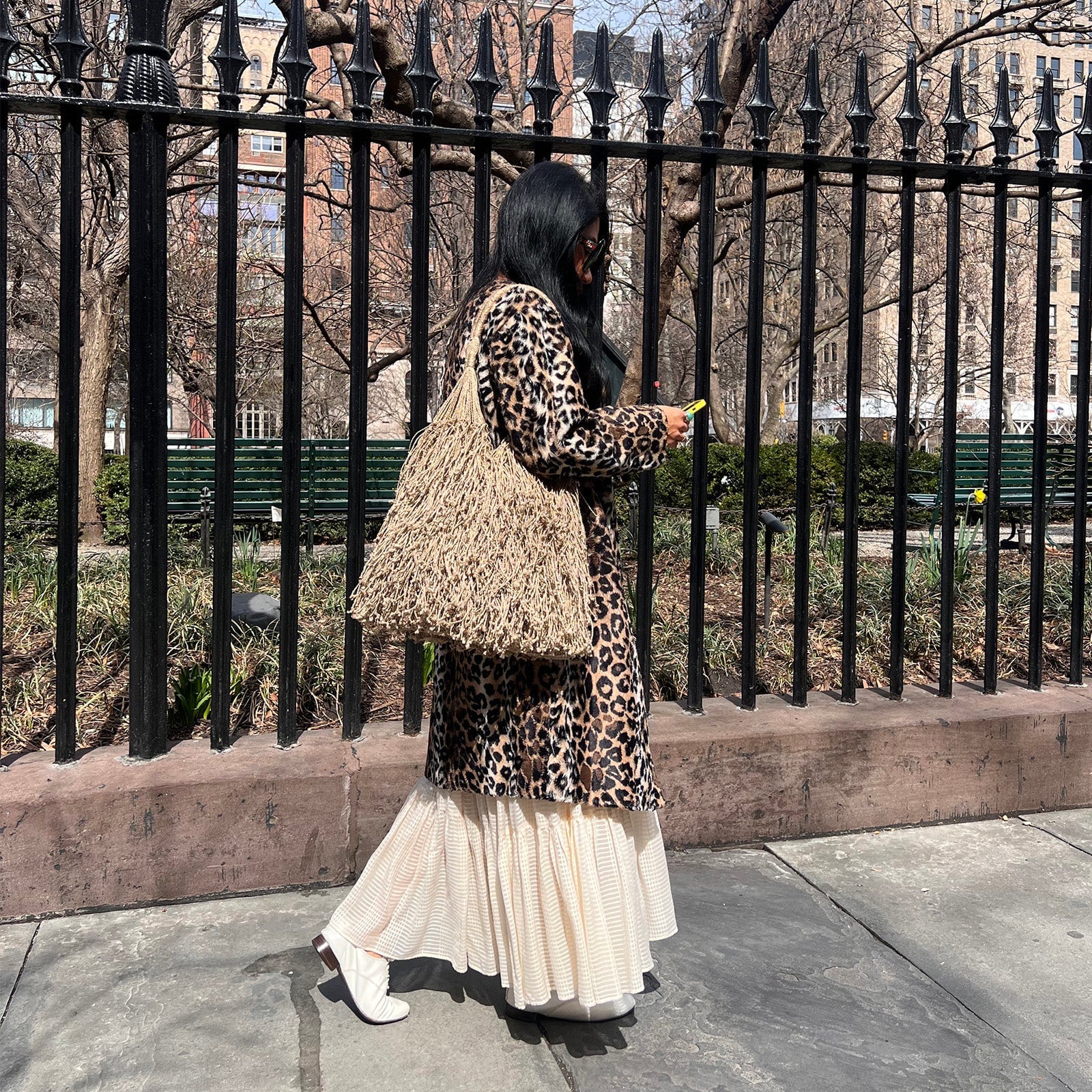 Woven Straw Bag With Leopard Print Coat Woven Straw Bag With Leopard Print Coat — Trendy Shoulder Bag Outfits