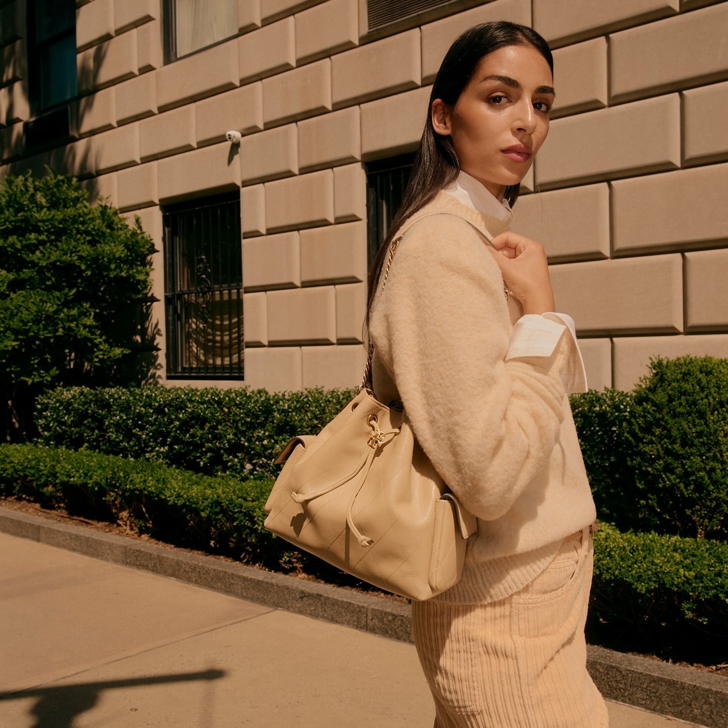 Slouchy Shoulder Bag With Corduroy Trousers Slouchy Shoulder Bag With Corduroy Trousers — Trendy Shoulder Bag Outfits