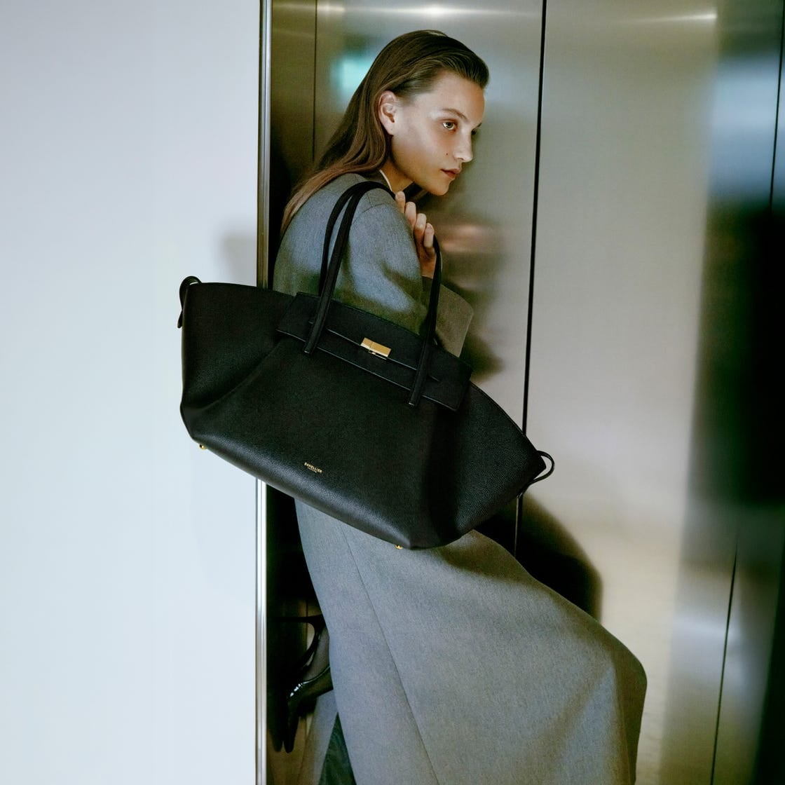 Black Structured Tote With Grey Coat Black Structured Tote With Grey Coat — Trendy Shoulder Bag Outfits