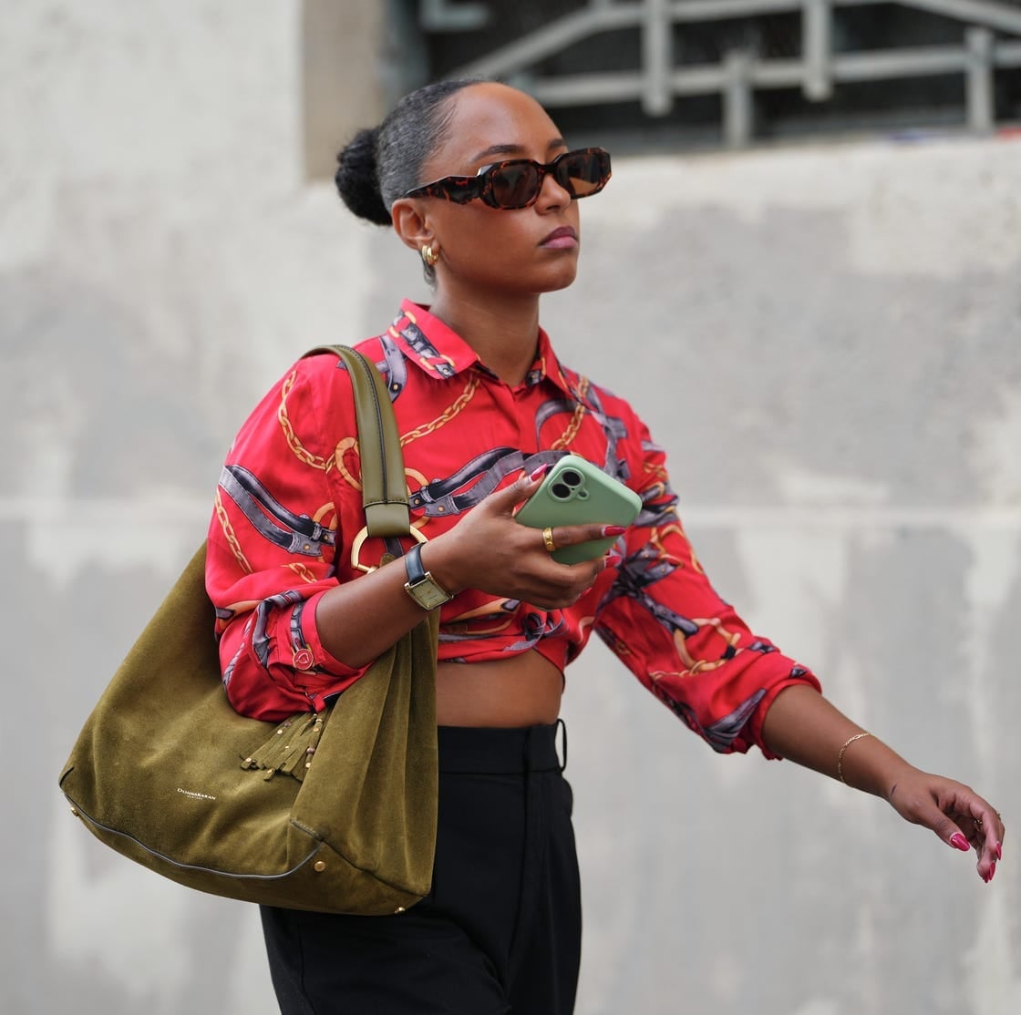 Olive Green Suede Bag With Printed Shirt Olive Green Suede Bag With Printed Shirt — Trendy Shoulder Bag Outfits
