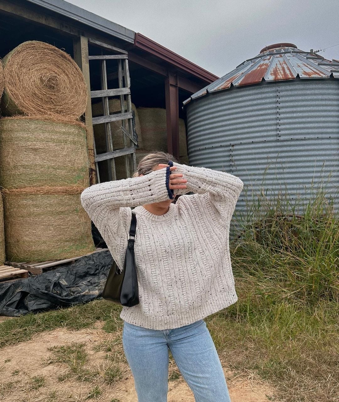 Black Shoulder Bag With Cable Knit Sweater Black Shoulder Bag With Cable Knit Sweater — Trendy Shoulder Bag Outfits
