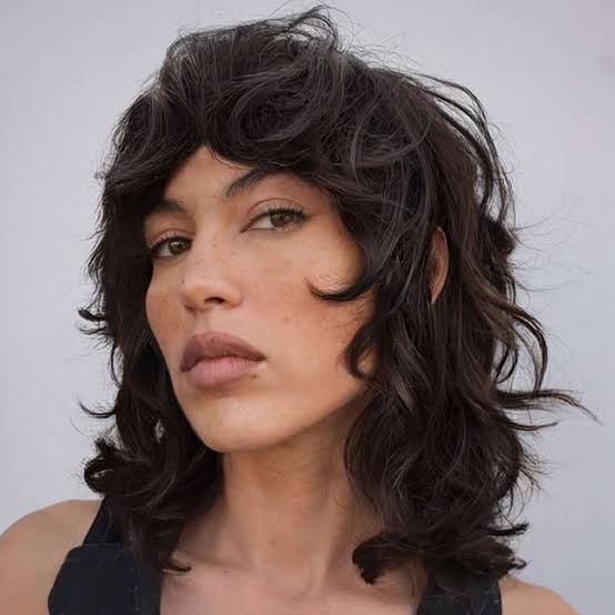 Collarbone Shag With Textured Layers — Trendy Shoulder Length Curly Hair