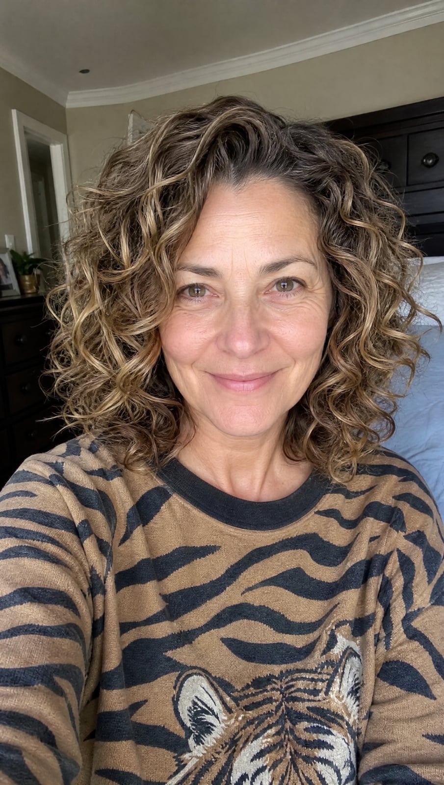 Collarbone Layered Cut With Honey Highlights — Trendy Shoulder Length Curly Hair