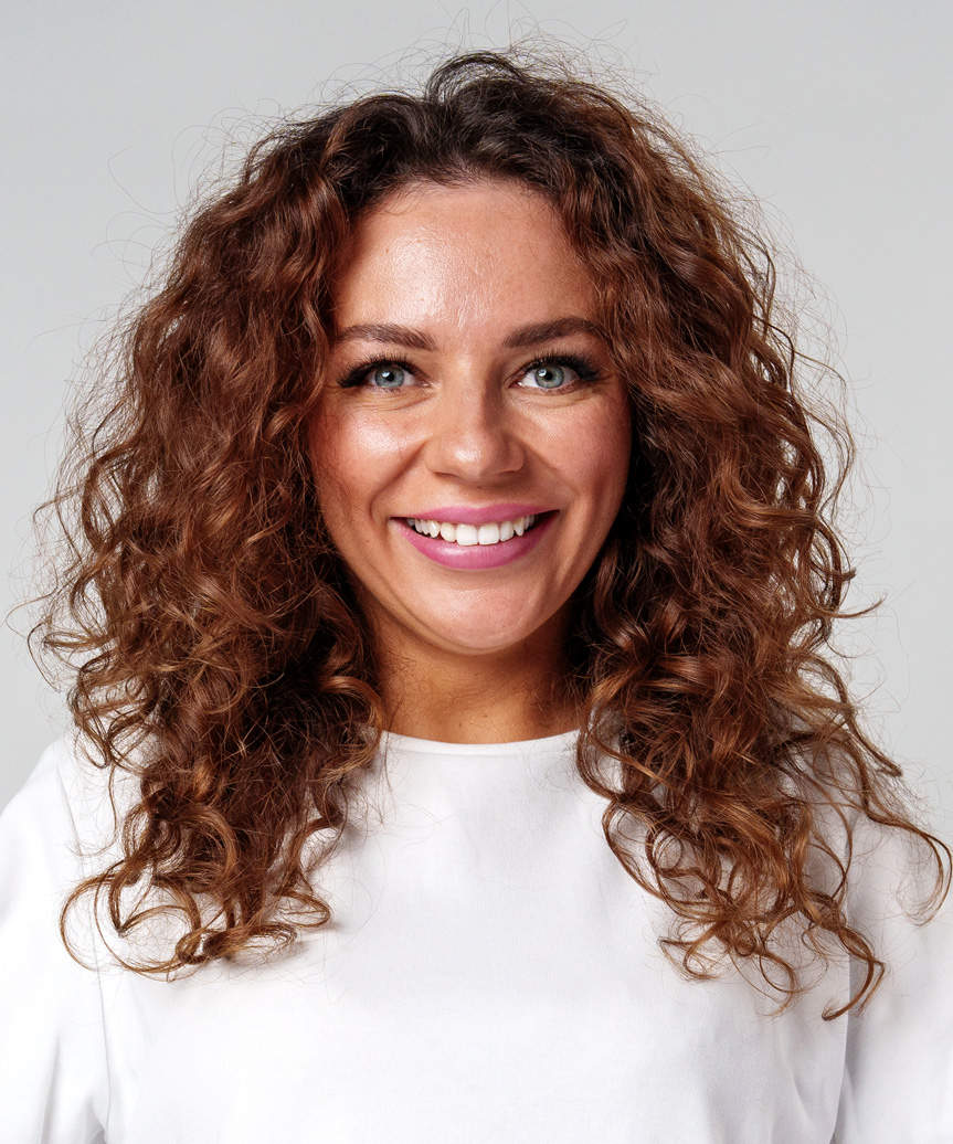Collarbone Loose Curls With Honey Highlights — Trendy Shoulder Length Curly Hair