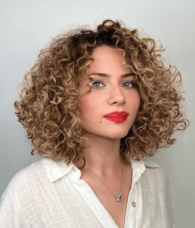 Collarbone Layers With Honey Highlights And Side Part — Trendy Shoulder Length Curly Hair