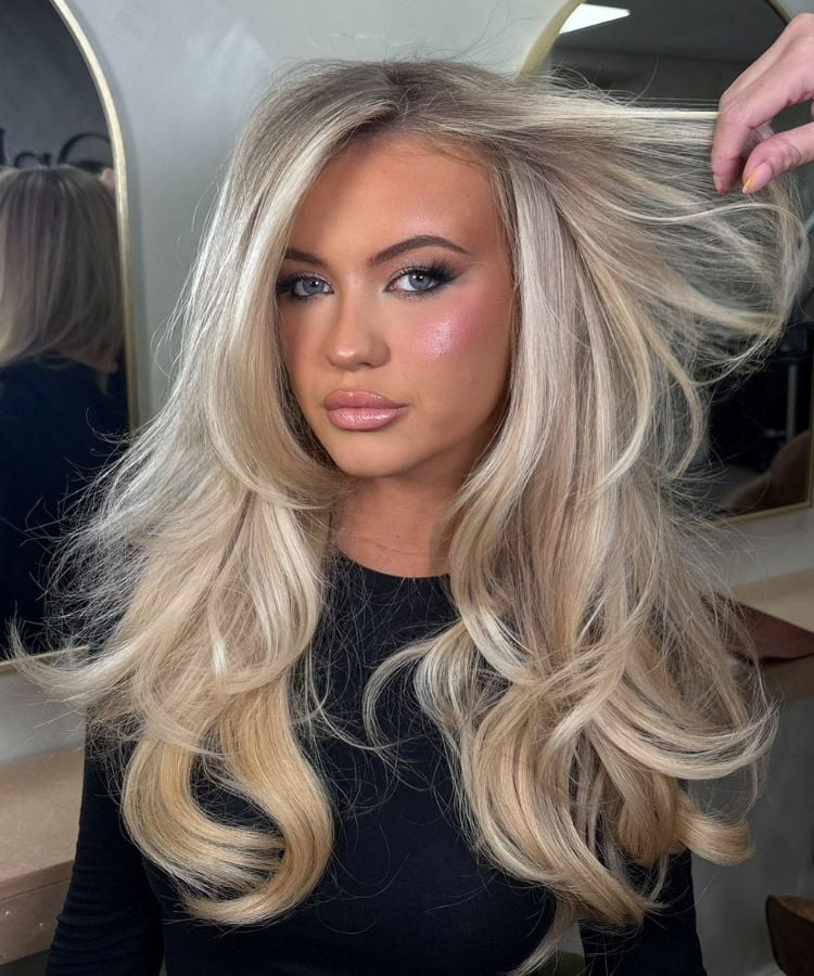 Voluminous Ash Blonde Bob With Curtain Bangs Voluminous Ash Blonde Bob With Curtain Bangs — Trendy Side Part Wig