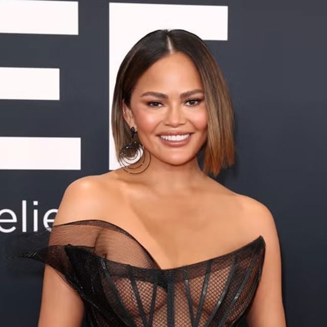 Dark Brown Collarbone Blunt Bob, Middle — Trendy Sleek Hairstyles