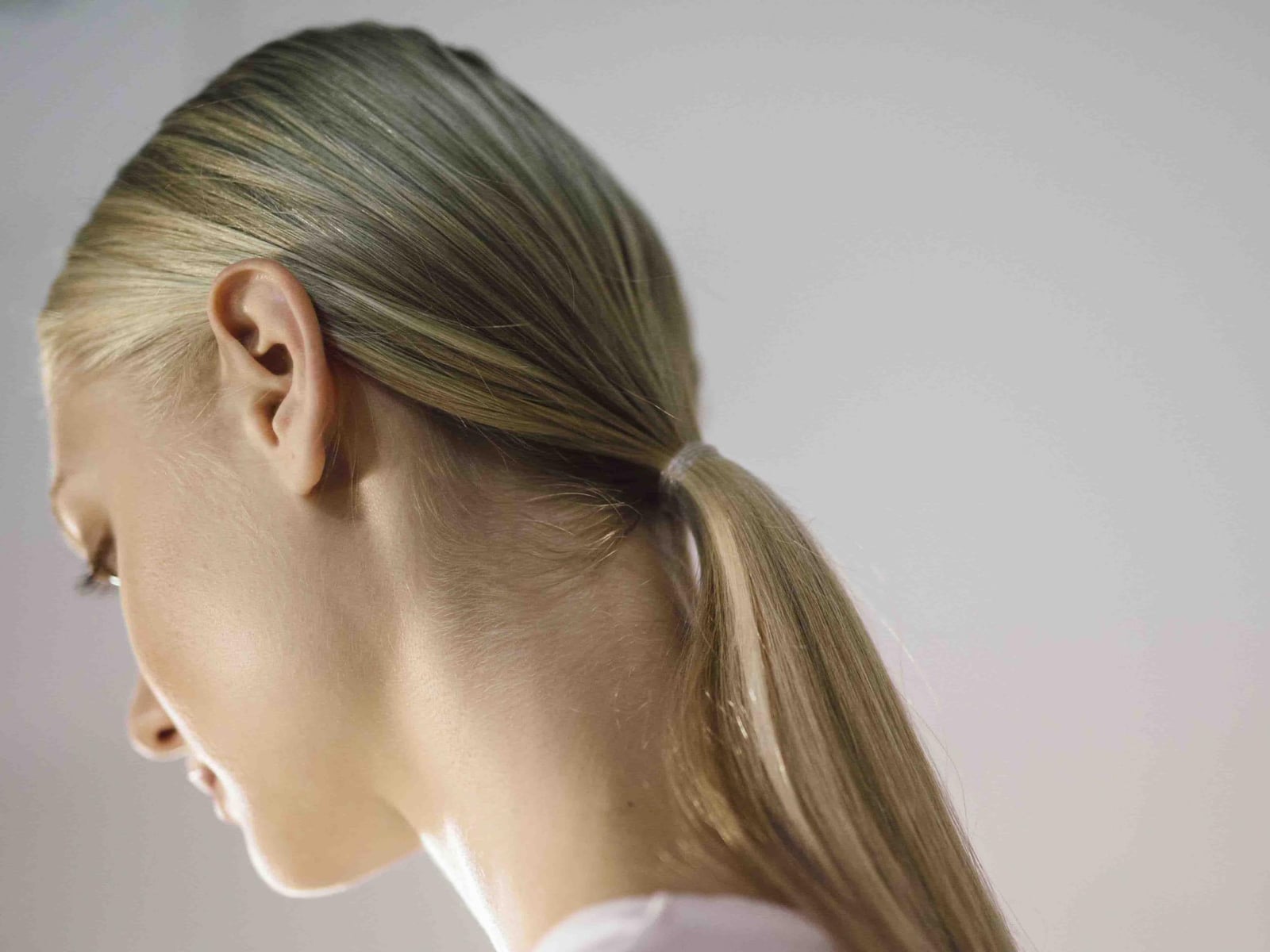Ash Blonde Low Sleek Ponytail Collarbone — Trendy Sleek Ponytail