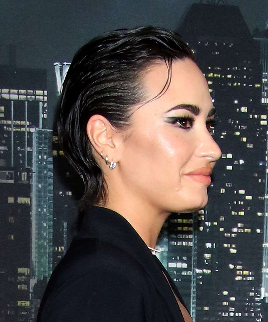 Short Dark Brown Bob Wet Look — Trendy Slick Back Hairstyles