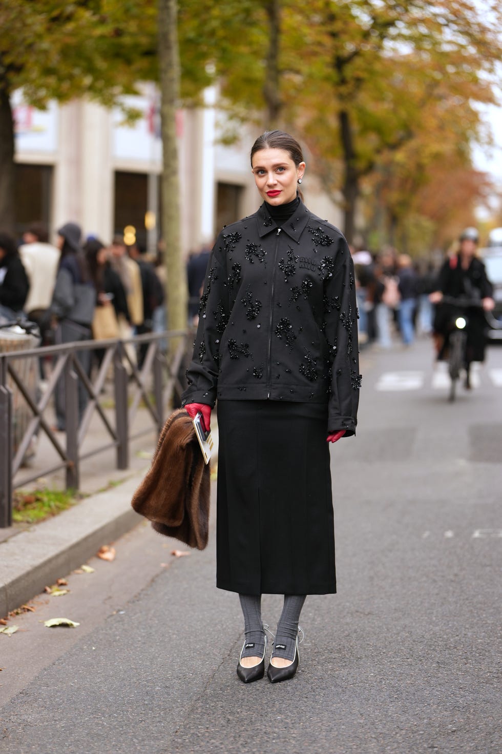 Grey Socks Add a Subtle Edge to an All-Black Ensemble — Trendy Socks Outfits