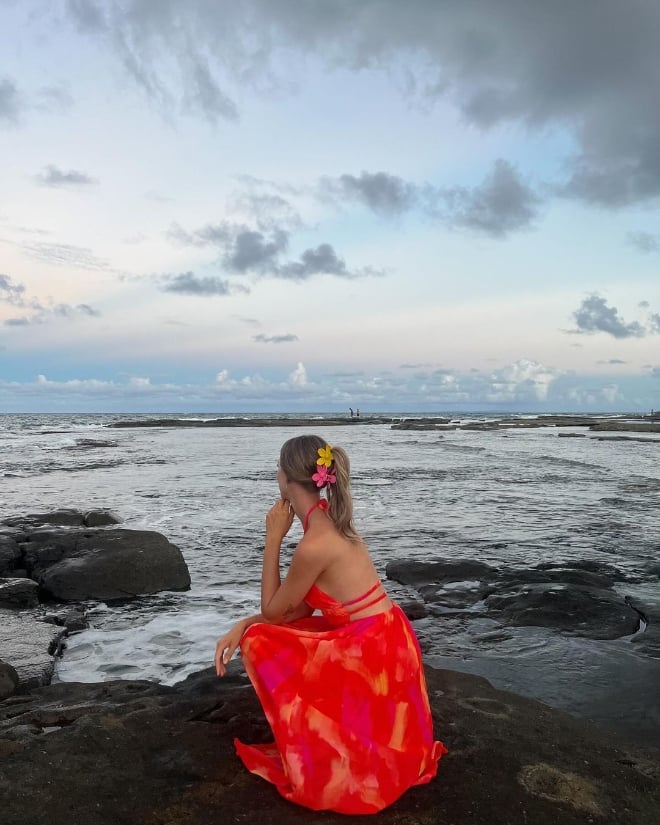 Abstract Print Halter Maxi Dress for Beach With Flower Hair Clips — Trendy Sunset Outfit