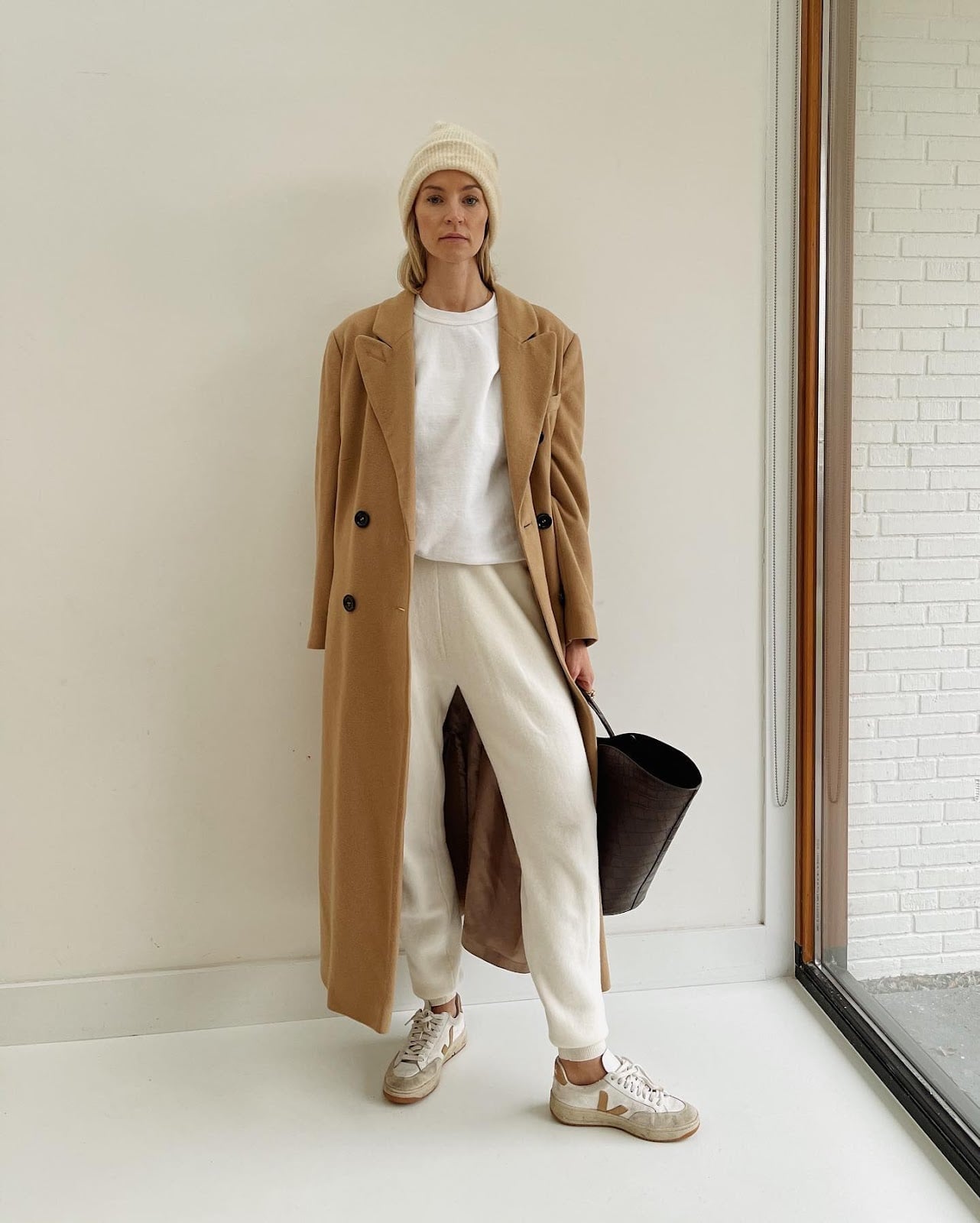 Oversized Camel Coat Elevates Cream Sweatpants With A White T-Shirt Oversized Camel Coat Elevates Cream Sweatpants With A White T-Shirt — Trendy Sweatpants Outfits