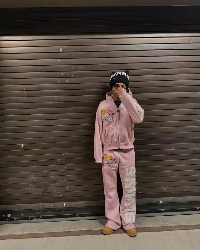 Graphic Embellishments on Pink Sweatpants Set Graphic Embellishments on Pink Sweatpants Set — Trendy Sweatpants Outfits