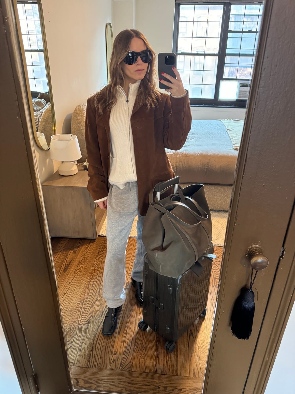 Oversized Blazer and Ankle Boots with Grey Sweatpants Oversized Blazer and Ankle Boots with Grey Sweatpants — Trendy Sweatpants Outfits