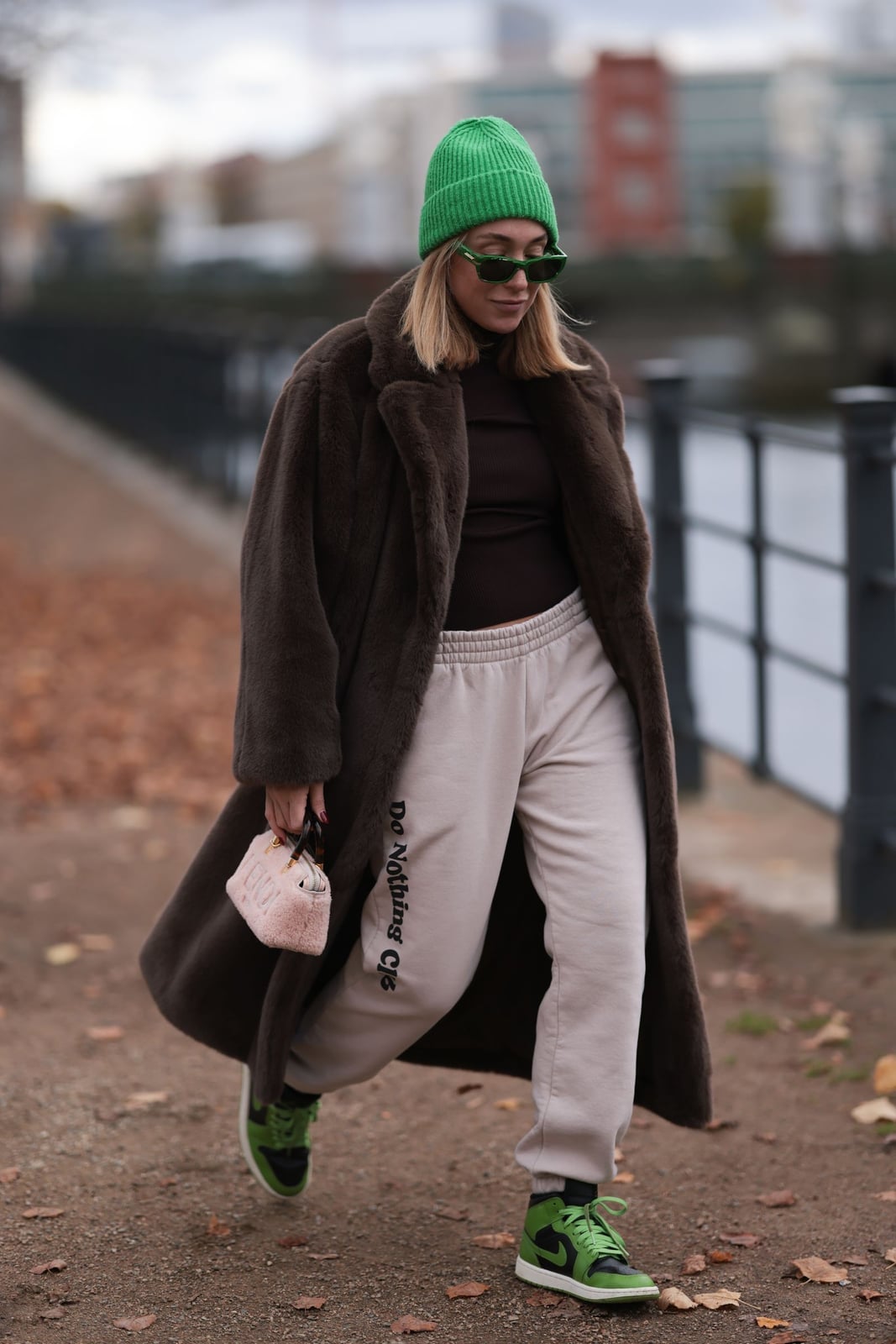 Faux Fur Coat and Bright Accessories with Beige Sweatpants Faux Fur Coat and Bright Accessories with Beige Sweatpants — Trendy Sweatpants Outfits