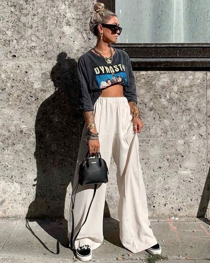Graphic Tee and Gold Jewelry with Cream Sweatpants, Close-Up Take Graphic Tee and Gold Jewelry with Cream Sweatpants, Close-Up Take — Trendy Sweatpants Outfits