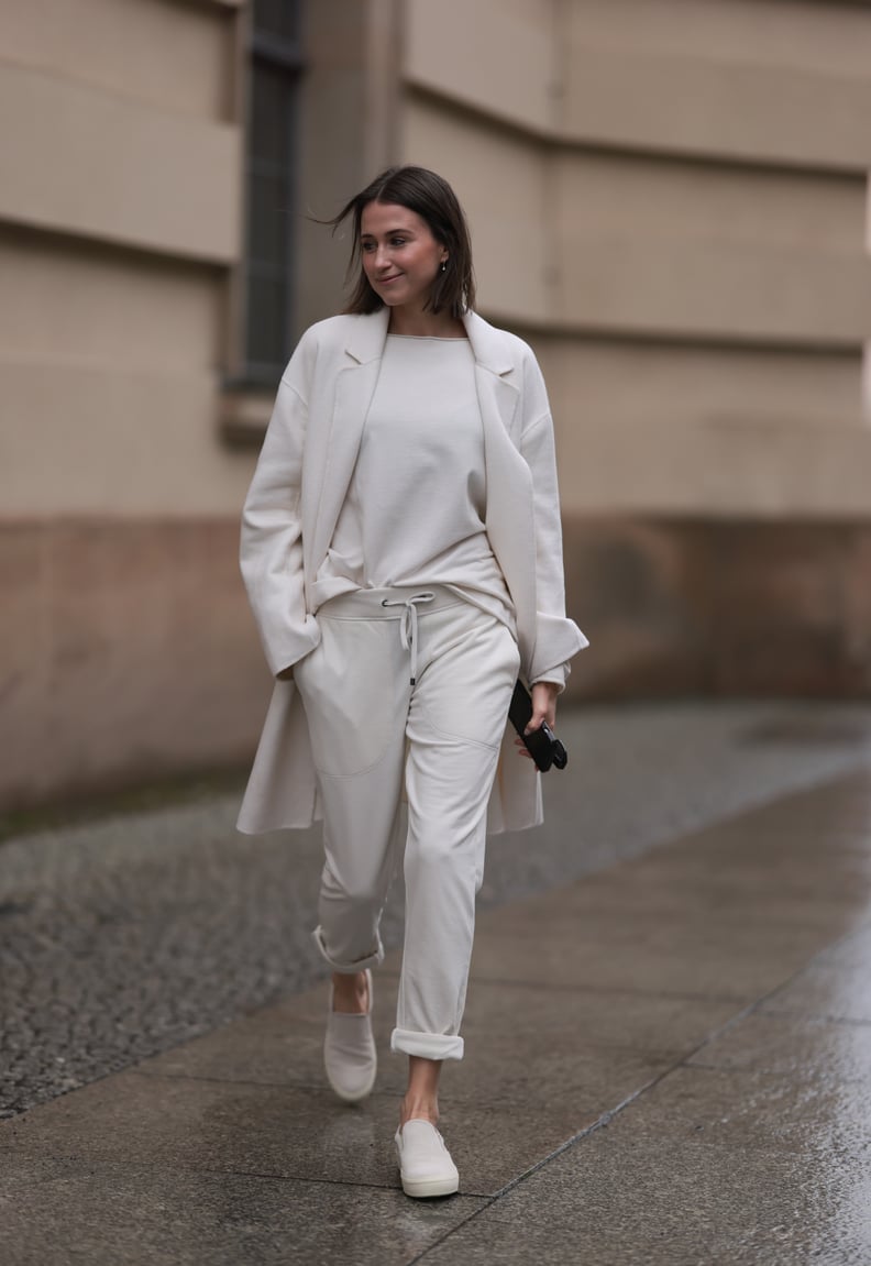 Monochromatic Cream for Elevated Travel Style With Relaxed Fit Monochromatic Cream for Elevated Travel Style With Relaxed Fit — Trendy Sweatpants Outfits