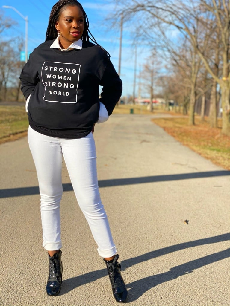 Black Graphic Sweatshirt Over White Shirt with Skinny Jeans — Trendy Sweatshirt Outfits Women