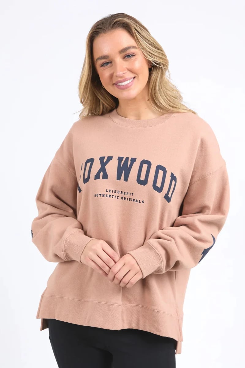 Pink Oversized Sweatshirt with Navy College Graphic — Trendy Sweatshirt Outfits Women