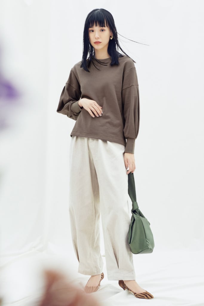 Brown Sweatshirt with Balloon Sleeves and Linen Trousers — Trendy Sweatshirt Outfits Women