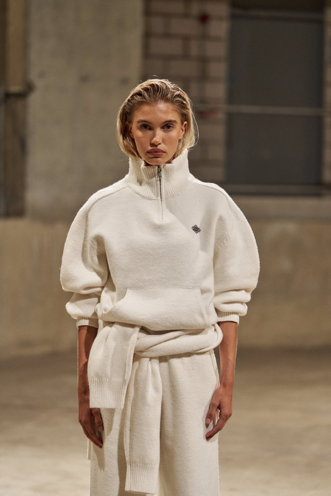 White Half-Zip Sweatshirt with Voluminous Sleeves — Trendy Sweatshirt Outfits Women