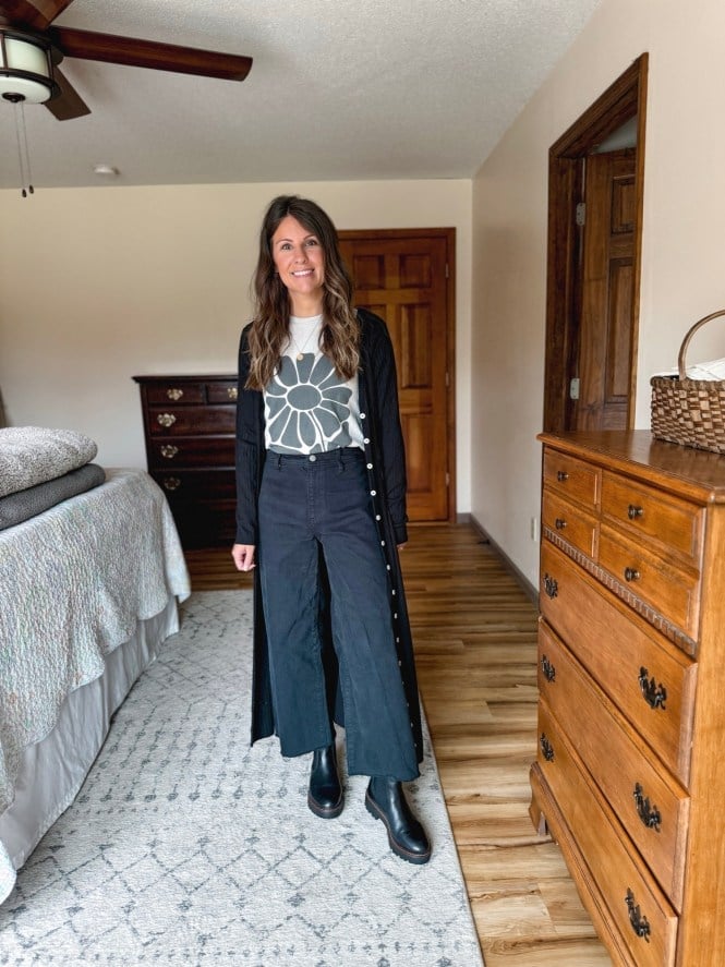 Graphic Tee with Black Wide Jeans and Long Cardigan Graphic Tee with Black Wide Jeans and Long Cardigan — Trendy Teacher Outfits Elementary