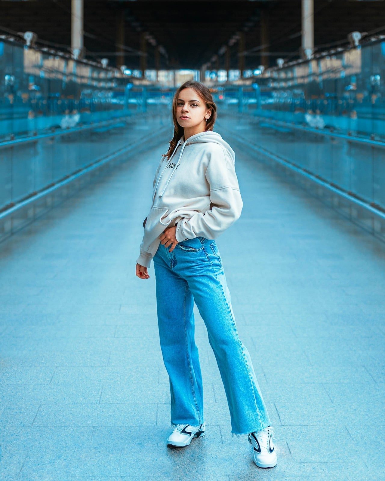 Cream Hoodie with Wide-Leg Jeans, Close-Up Take — Trendy Tomboy Outfits