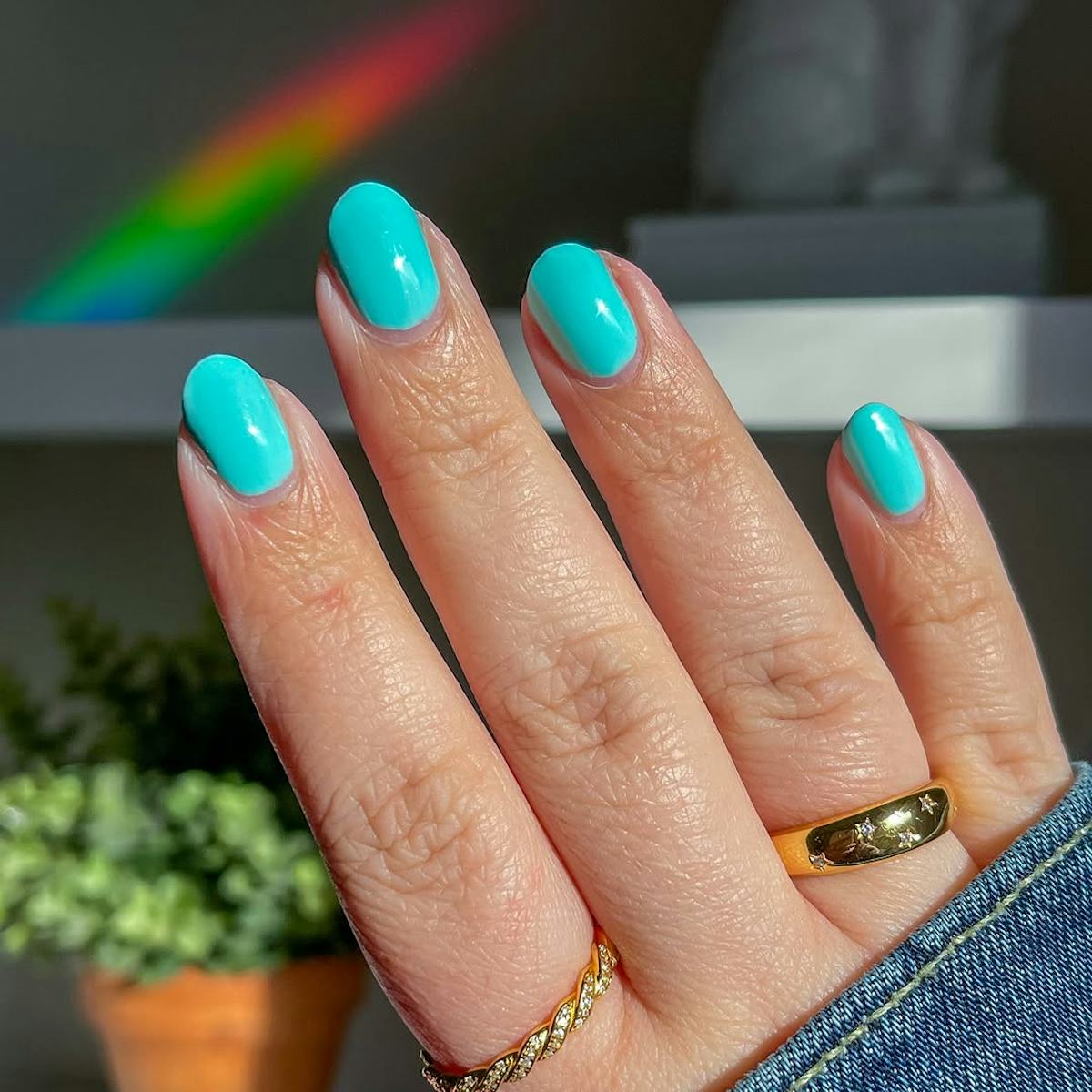 Vibrant Turquoise Matte Medium Oval Nails Vibrant Turquoise Matte Medium Oval Nails — Trendy Turquoise Nails