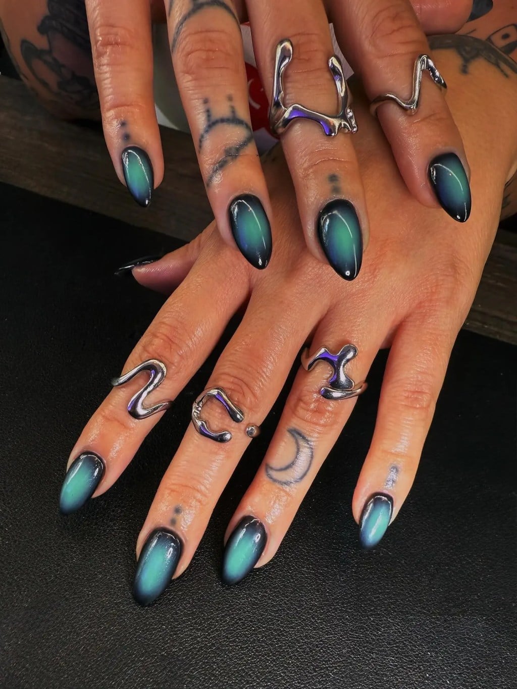 Dark to Turquoise Ombre Glossy Oval Nails Dark to Turquoise Ombre Glossy Oval Nails — Trendy Turquoise Nails