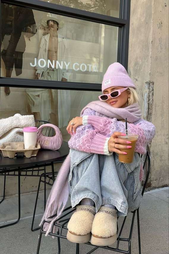 Oversized Sweater and Wide-Leg Jeans with Shearling Clogs — Trendy Uggs Outfits