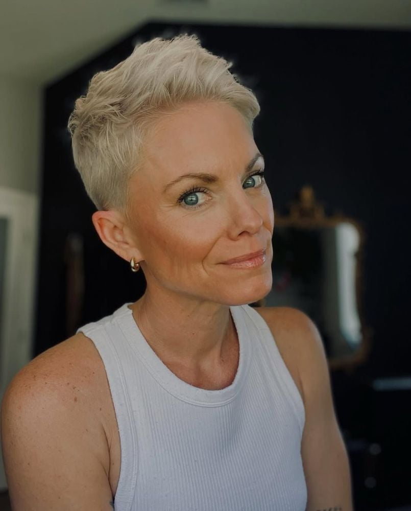 Voluminous Dark Brown Bob Voluminous Dark Brown Bob — Trendy Very Short Hair