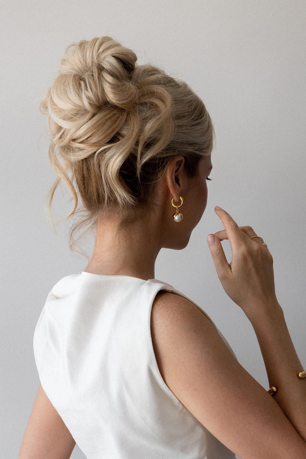 Loose Textured Updo With Blonde Highlights Loose Textured Updo With Blonde Highlights — Trendy Wedding Guest Updos