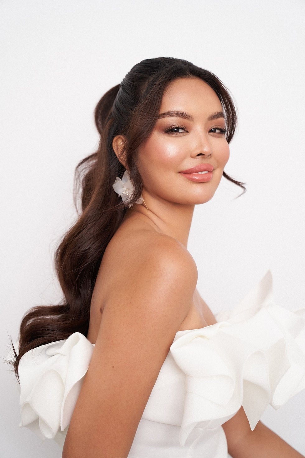 High Ponytail With Voluminous Waves — Trendy Wedding Hair