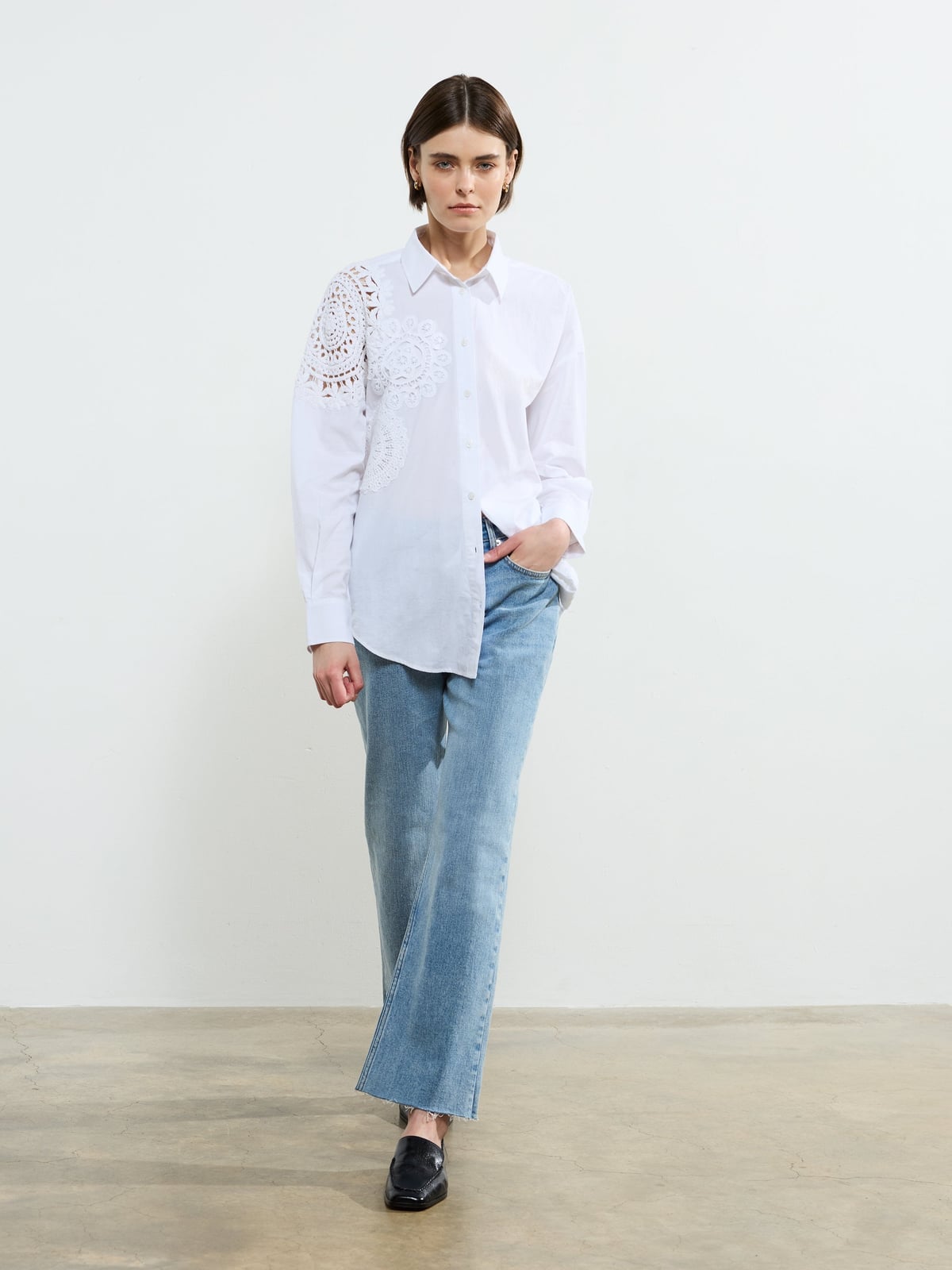 White Shirt With Lace Detail And Light Blue Jeans — Trendy White Shirt Outfits