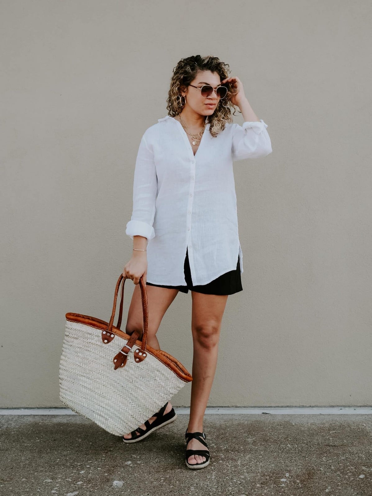 White Linen Oversized Shirt With Black Shorts And Straw Tote — Trendy White Shirt Outfits
