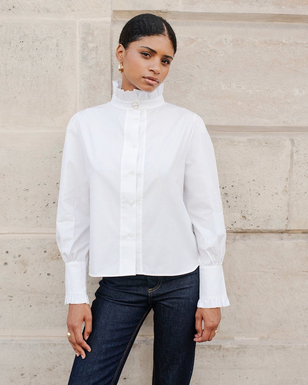 White High Neck Shirt With Ruffled Details And Slim Jeans — Trendy White Shirt Outfits