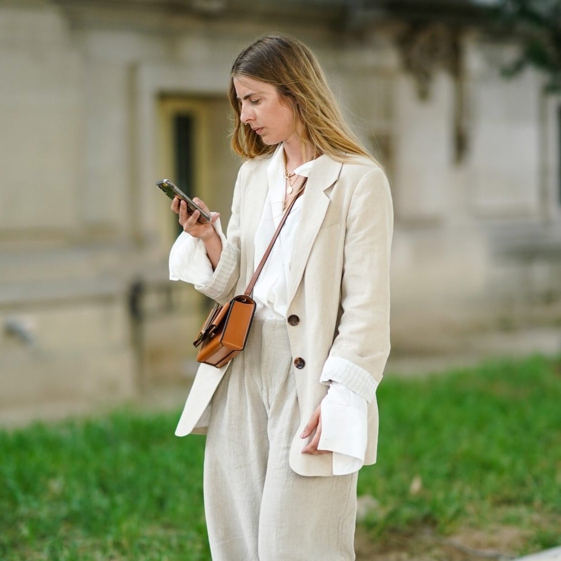 White Shirt With Relaxed Beige Trousers And Linen Blazer — Trendy White Shirt Outfits