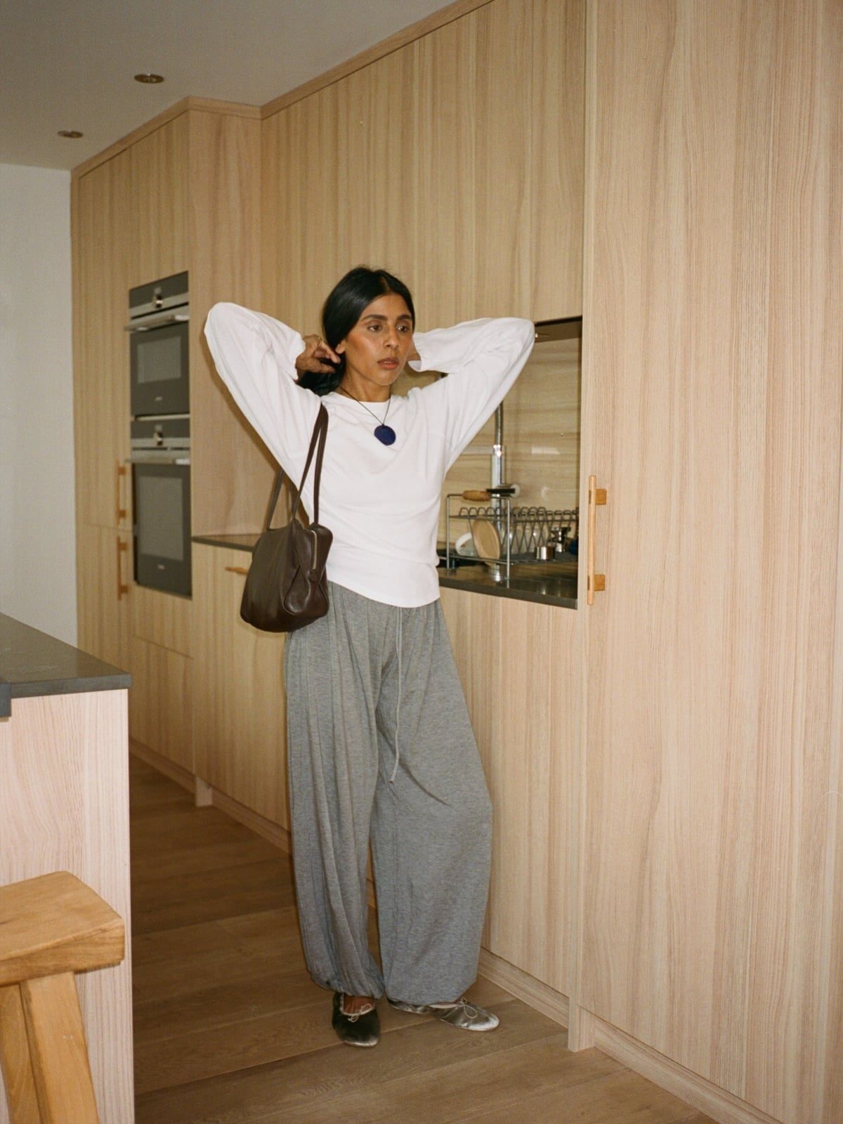 White Long Sleeve Tee With Oversized Sweatpants White Long Sleeve Tee With Oversized Sweatpants — Trendy White Tee Outfits