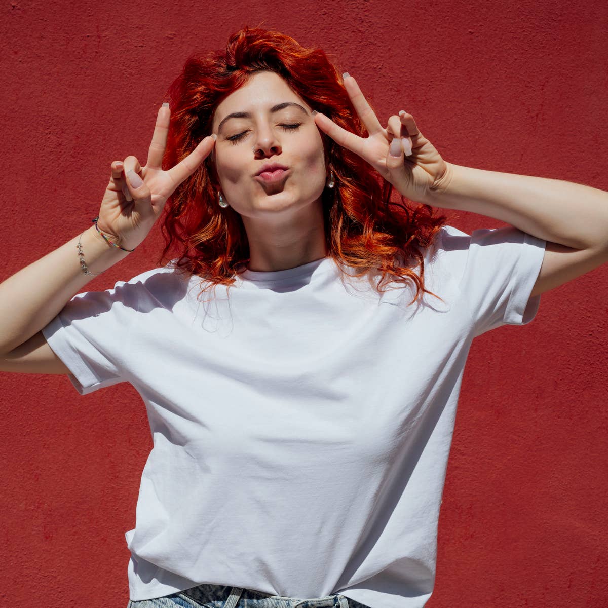 White Tee With Blue Jeans And Red Background White Tee With Blue Jeans And Red Background — Trendy White Tee Outfits